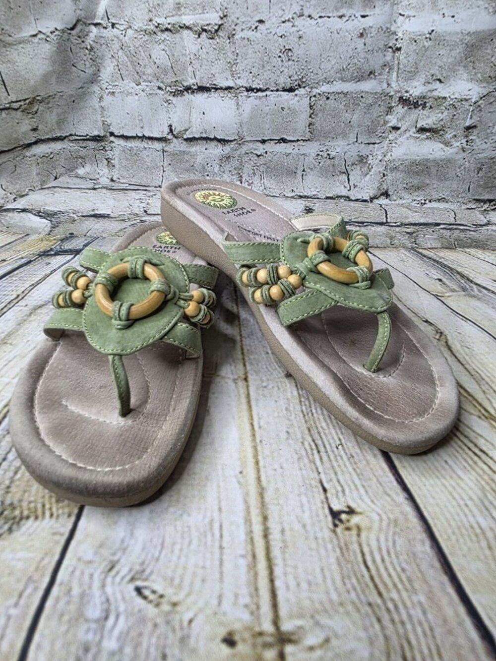 Earth Shoe Size 7 Logan Casual Slip On Thong Flip Flops Lime Green Leather